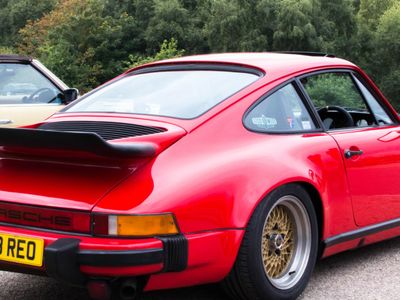 Client entertaining classic car driving experience Porsche 911